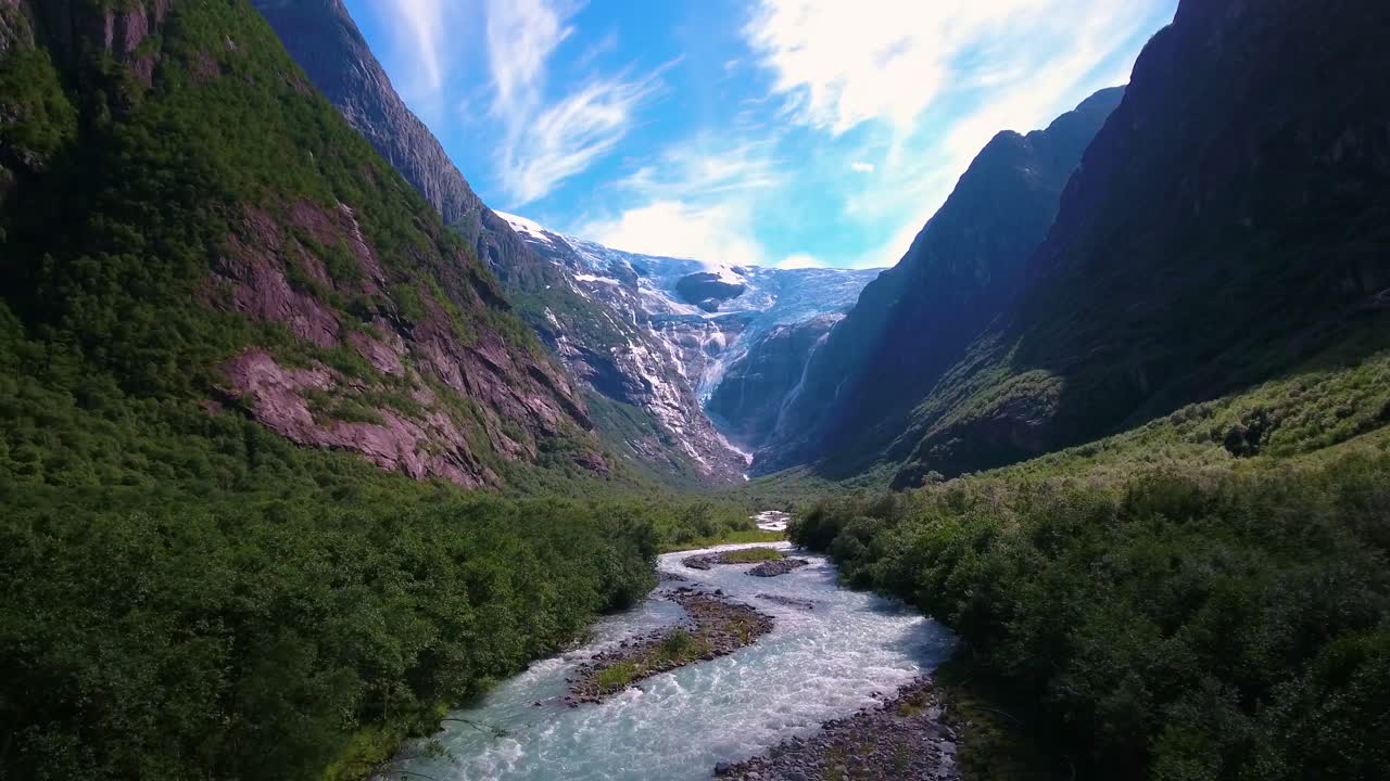 la hermosa naturaleza noruega del glaciar kjenndalsbreen.
