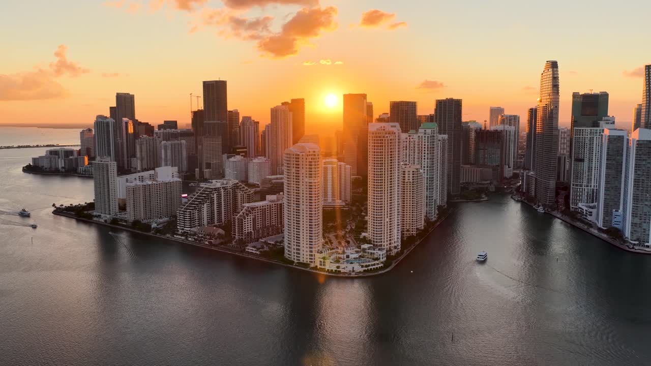 Skyline al tramonto di Miami Beach in Florida, Stati Uniti. La città illuminata dal tramonto, con la splendida Baia di Biscayne, il quartiere del centro e gli imponenti edifici a molti piani.