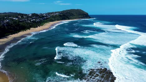 Drone-Aéreo-Panorámica-Sobre-El-Océano-Grandes-Olas-En-La-Playa-De-Forresters-Acantilado-Promontorio-Naturaleza-Parque-Nacional-Costa-Central-Terrigal-Viajes-Turismo-Australia