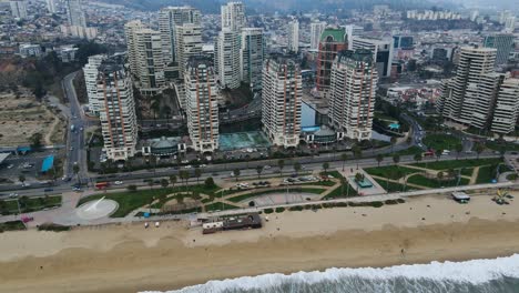 luftaufnahme von gebäuden, park und verkehr am ufer der stadt viña del mar