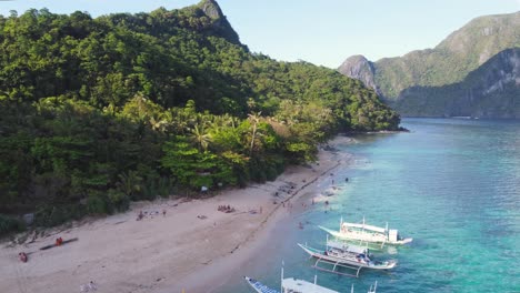 Dilumacad-Helikopterinsel-Mit-Urlaubern-Und-Inselhüpfer-Tourbooten-Am-Strand