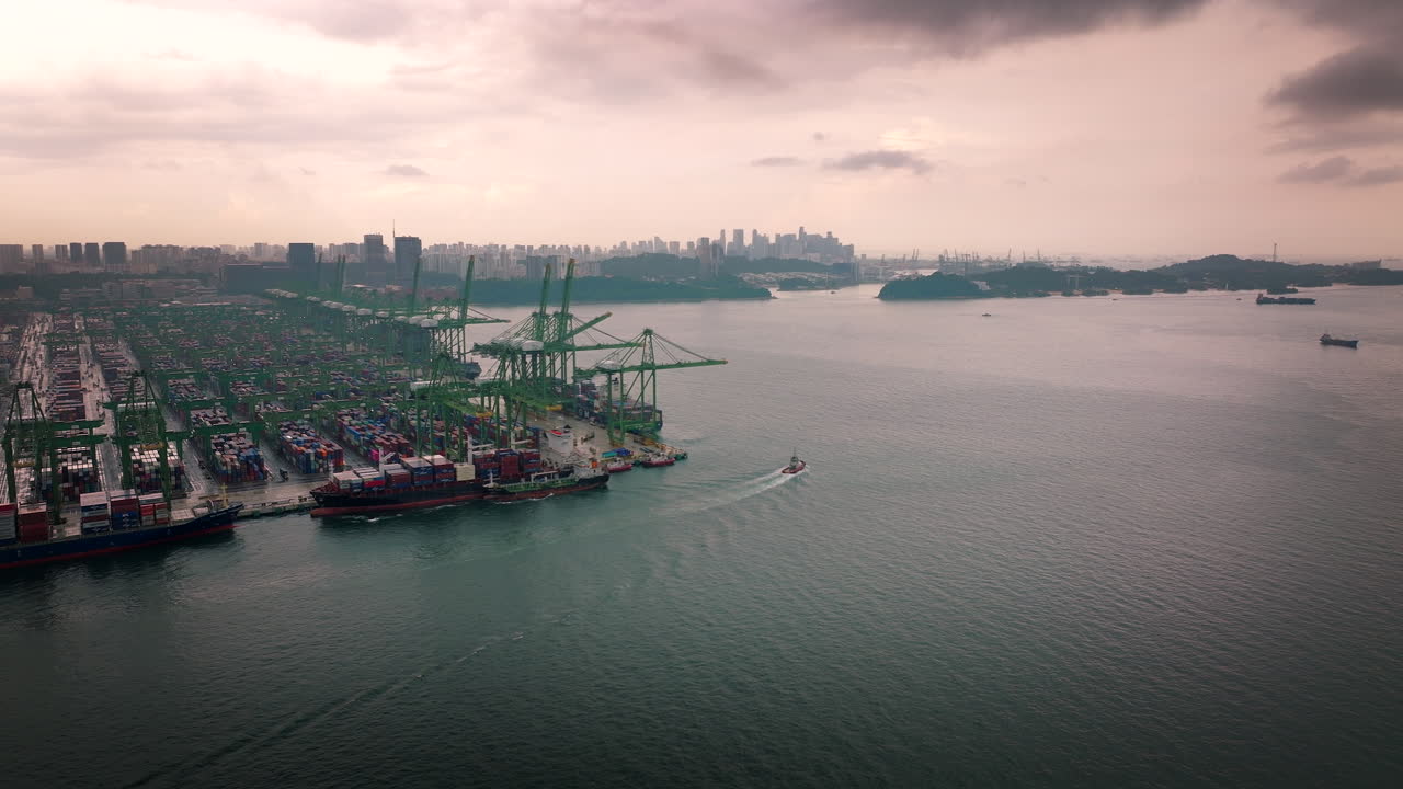 싱가포르 상업 항구 및 물류 지역, 배경에 도시, 아시아