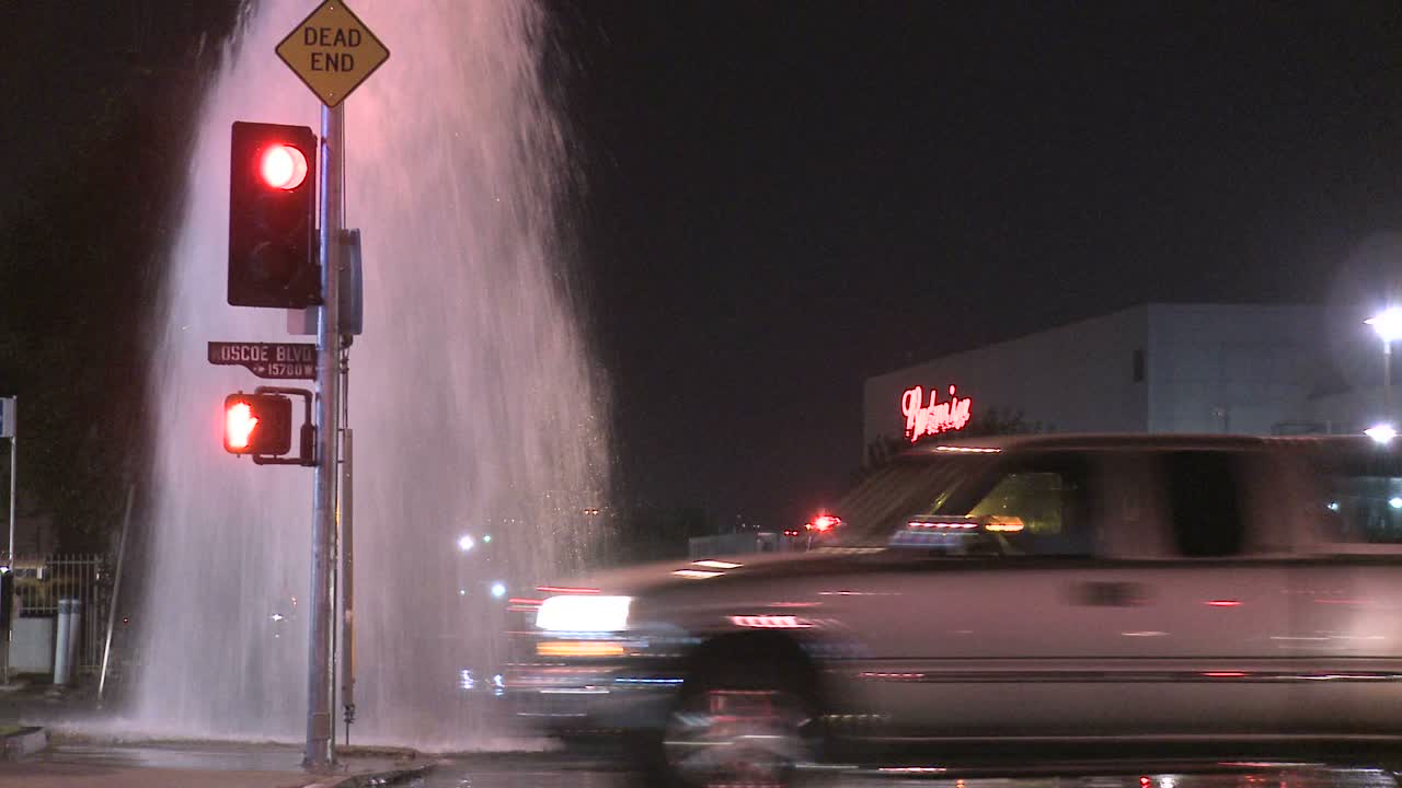 el agua brota de una cañería rota en los ángeles 3