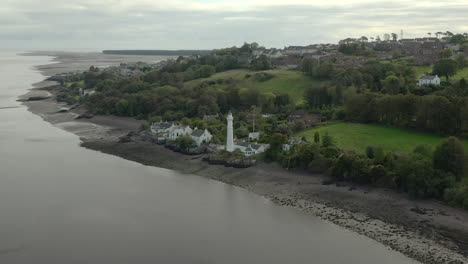 Eine-Luftaufnahme-Des-Leuchtturms-Von-Tayport-West-An-Einem-Bewölkten-Tag