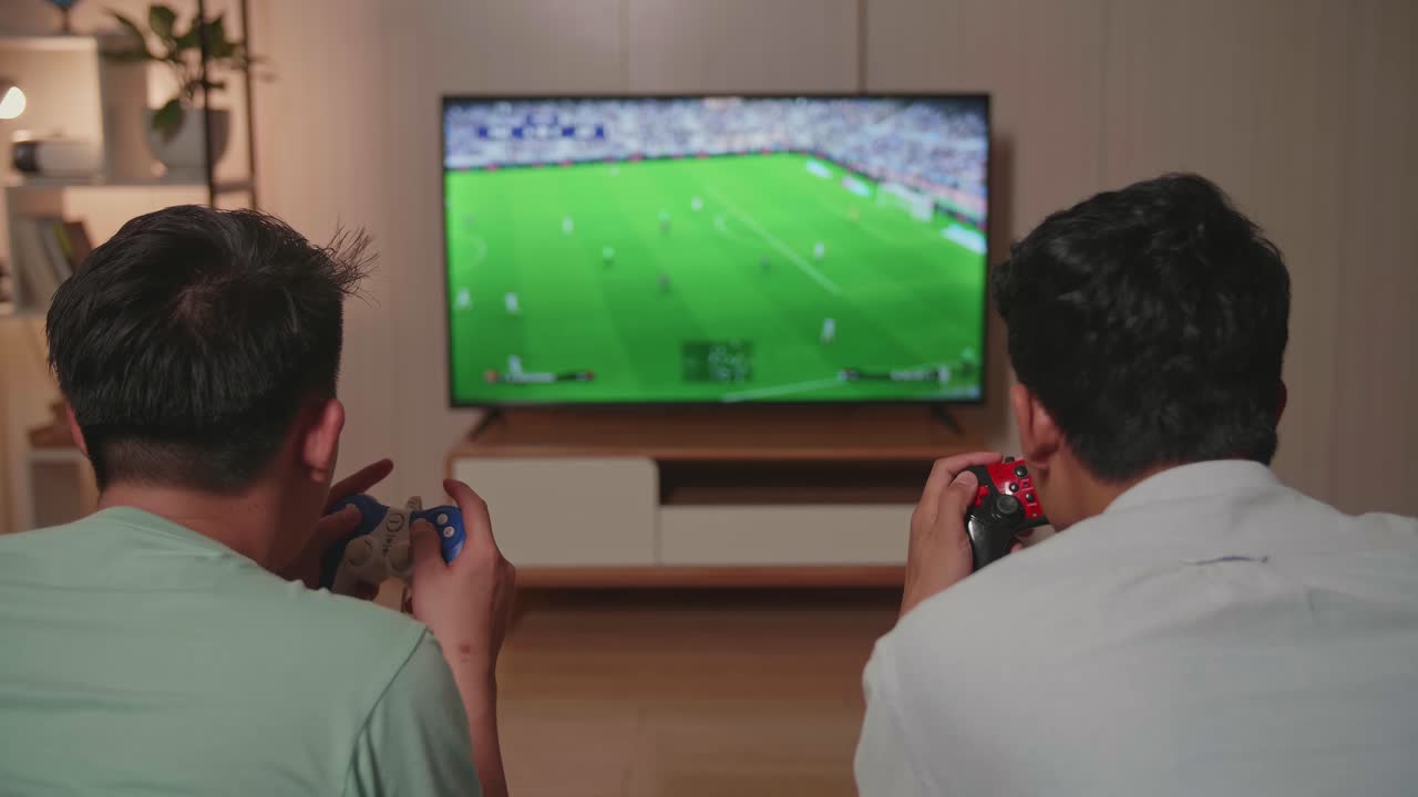 Due amici che giocano a un videogioco insieme