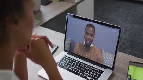 Afroamerikanische-Frau-Führt-Einen-Videoanruf-Auf-Dem-Laptop-Mit-Einem-Männlichen-Kollegen-Im-Büro