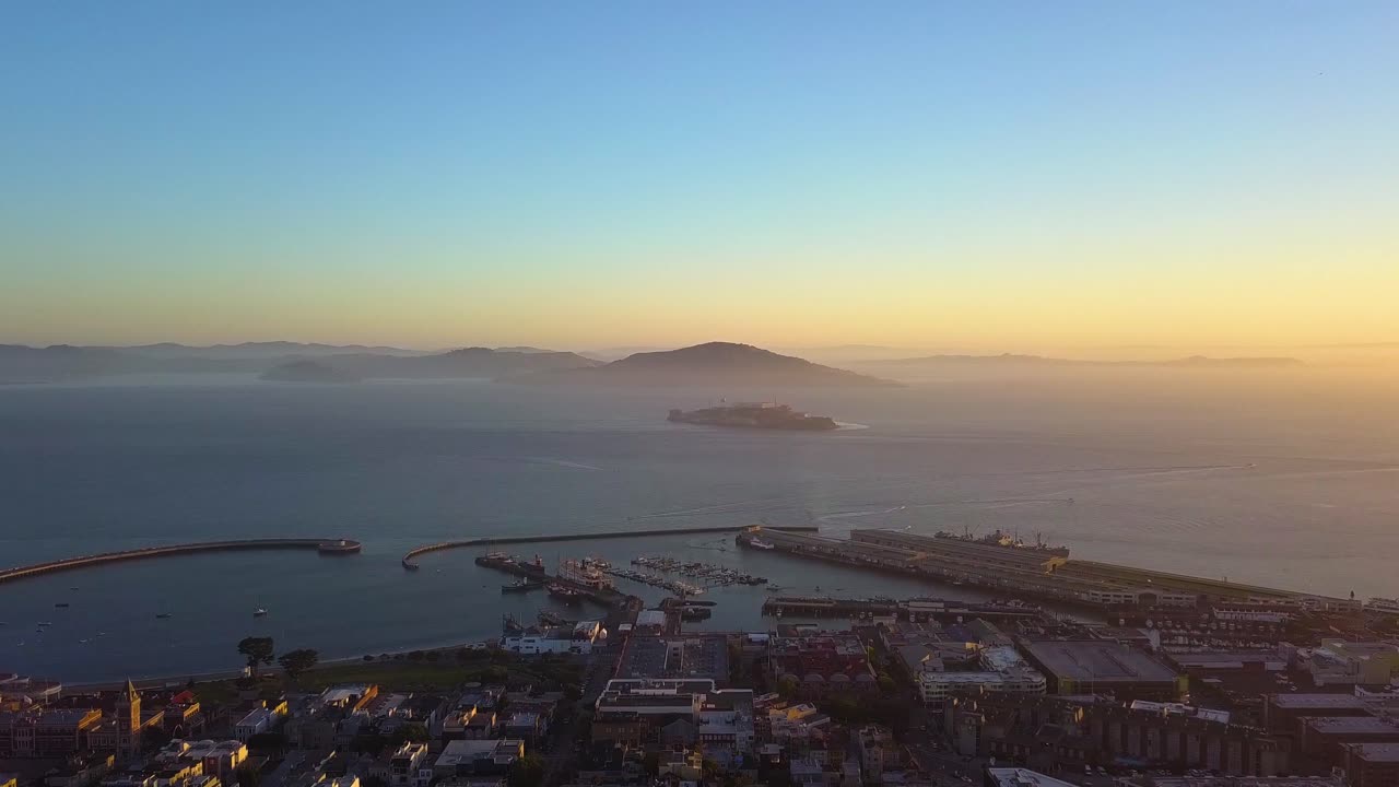панорама с воздуха, показывающая знаменитую тюрьму алькатрас в сан-франциско во время восхода солнца - 4k