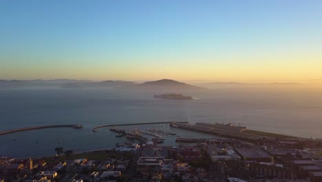 Panorámica-Aérea-Derecha-Para-Revelar-La-Famosa-Prisión-De-Alcatraz-En-San-Francisco-Durante-El-Amanecer---4k