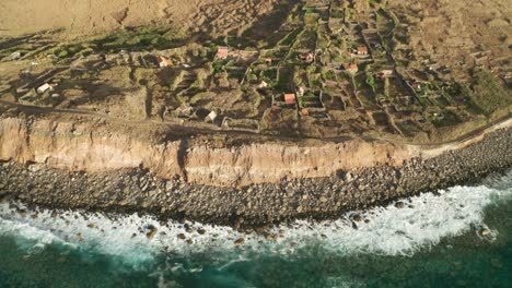 Tierras-De-Cultivo-Históricas-En-Una-Ubicación-única-Y-Aislada-Con-Acantilados-Escarpados,-Madeira