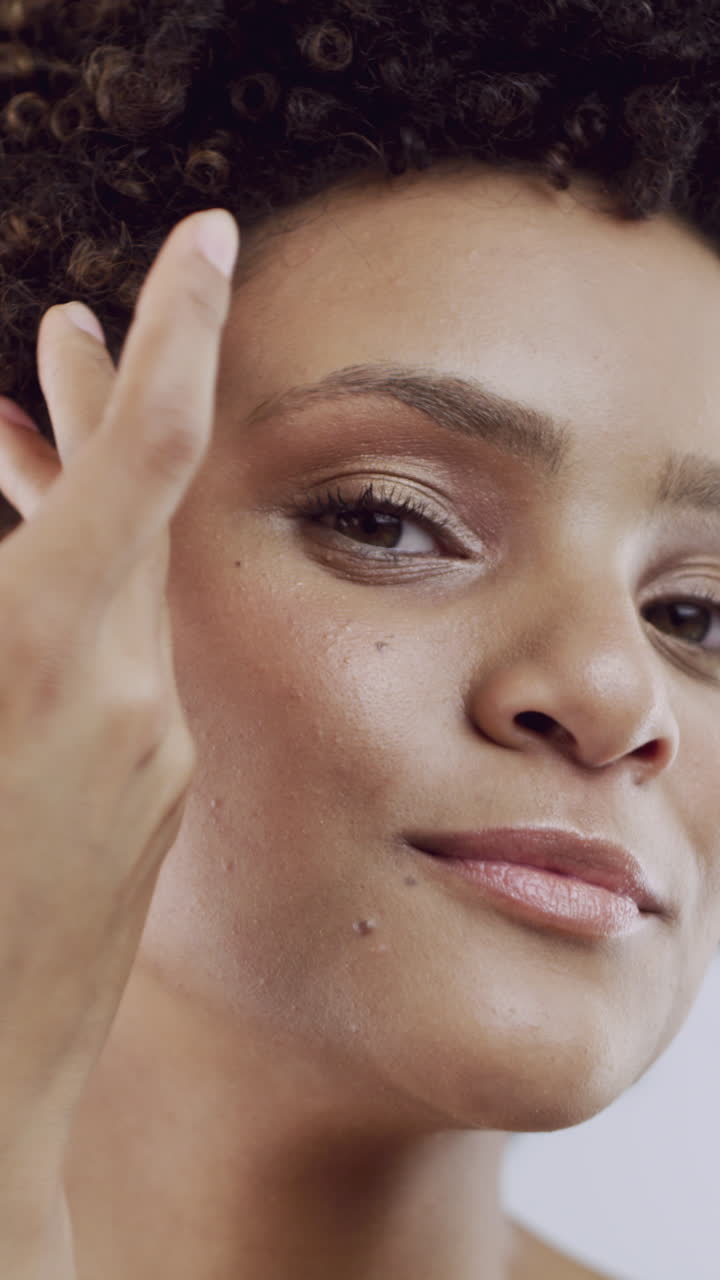 Retrato em Close-Up de uma Jovem Tocando o Rosto