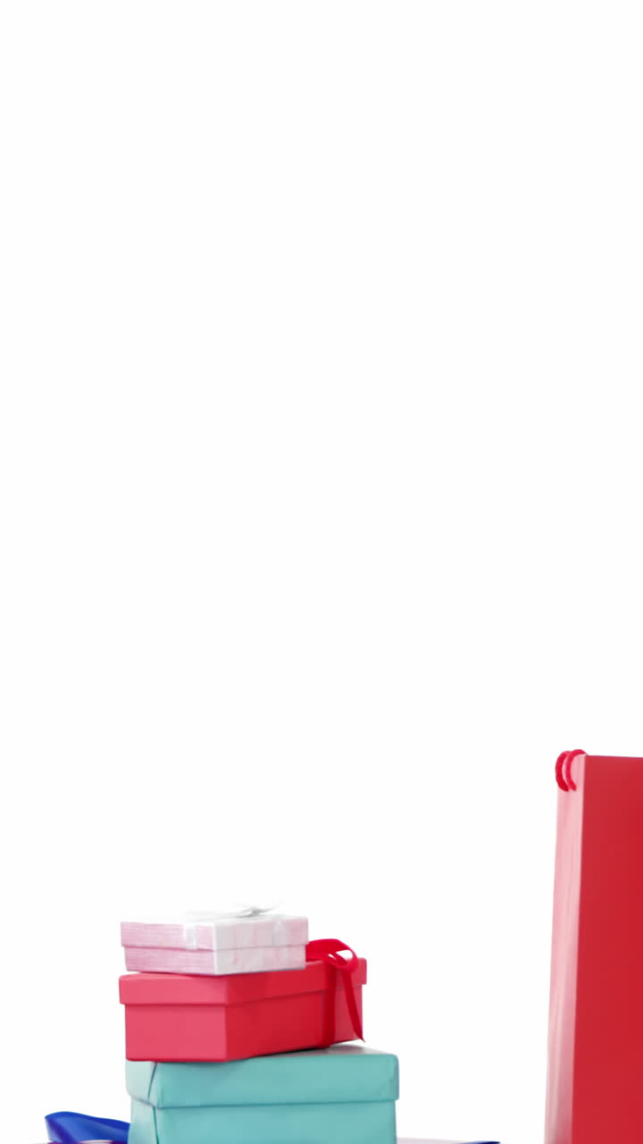 ⁇ 색 배경 에 포장 된 선물 을 가진 다채로운 쇼핑 가방