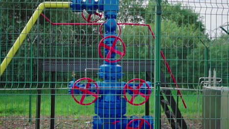una toma de una estación de bombeo de gas natural cerrada de color azul
