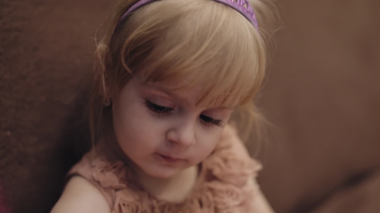 niña feliz de tres años. niña rubia linda. ojos marrones. niña se hace el maquillaje