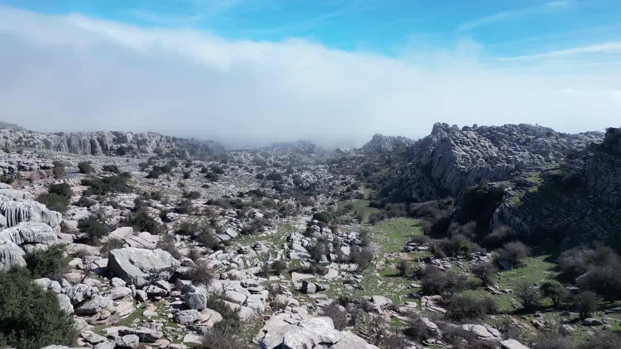 volando con un dron por el paraje natural del torcal, zona kárstica situada en antequera en la provincia de malaga, españa