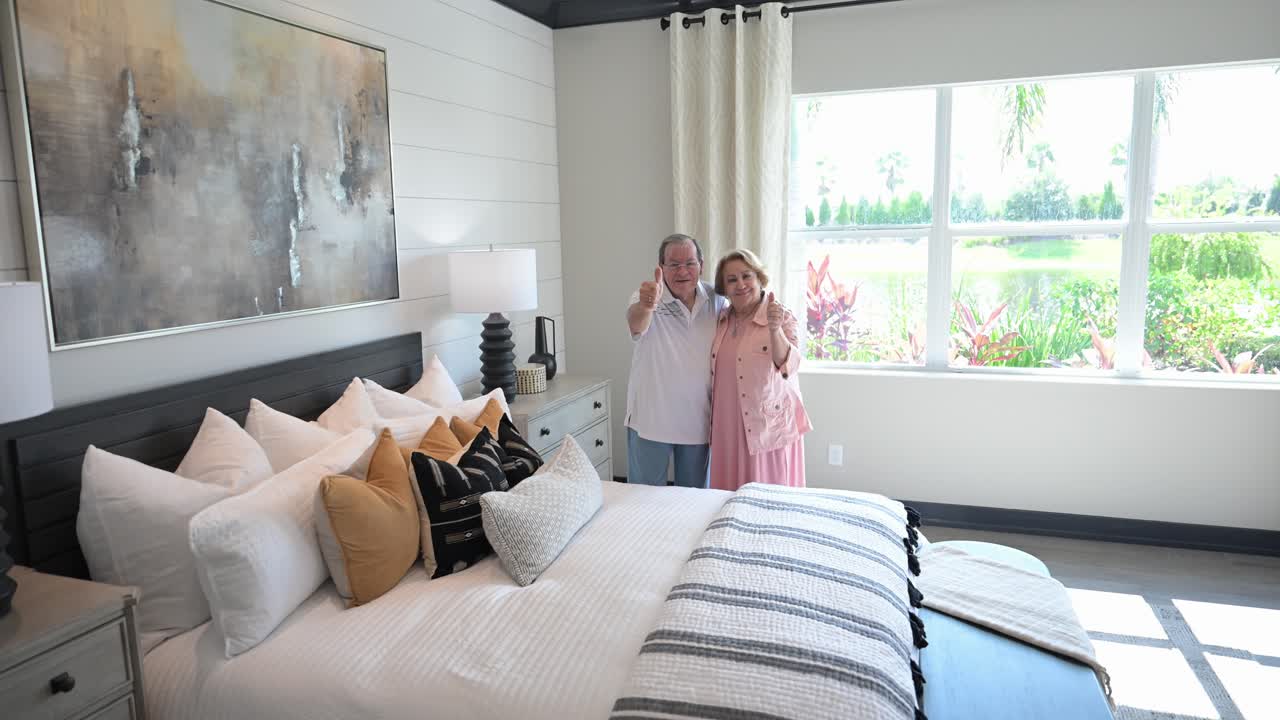 부부는 새로운 마스터 침실 디자인 업데이트를 위해 디자이너를 고용한 후 엄지손가락을 올립니다.