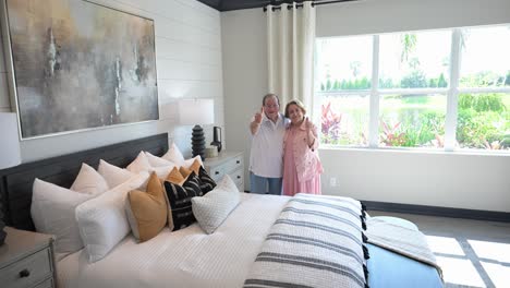 la pareja le da el pulgar arriba después de contratar a un diseñador para su nueva actualización de diseño del dormitorio principal.