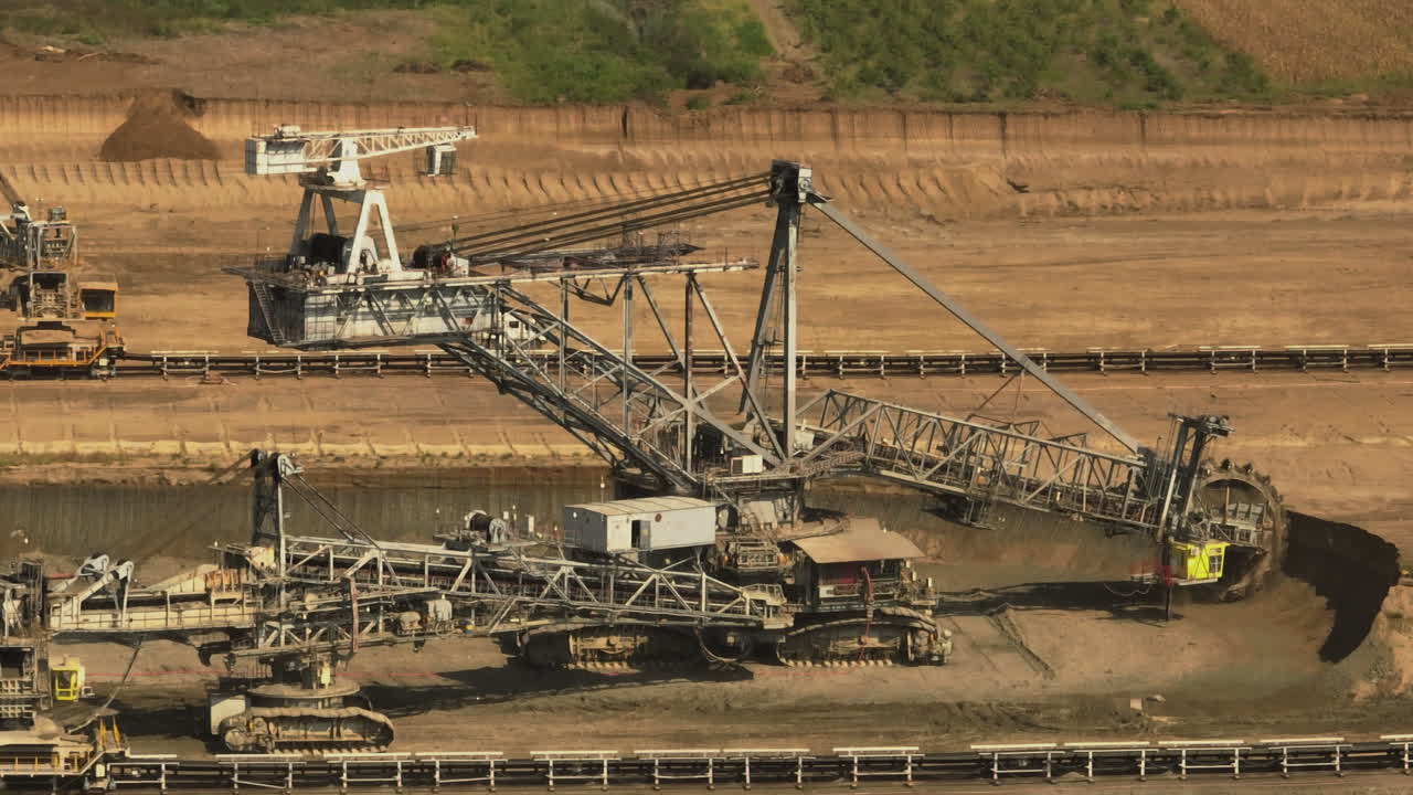 mina de carbón a cielo abierto con maquinaria pesada