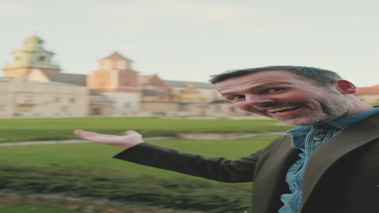 Polonya, Krakow'daki Wawel Kalesi'ni ziyaret eden adam