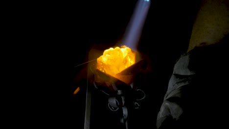el metal de la rosa está siendo forjado
