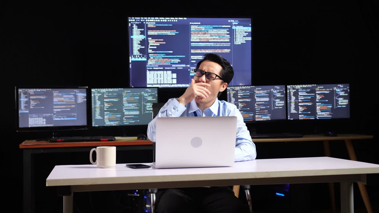 programador cansado en el trabajo