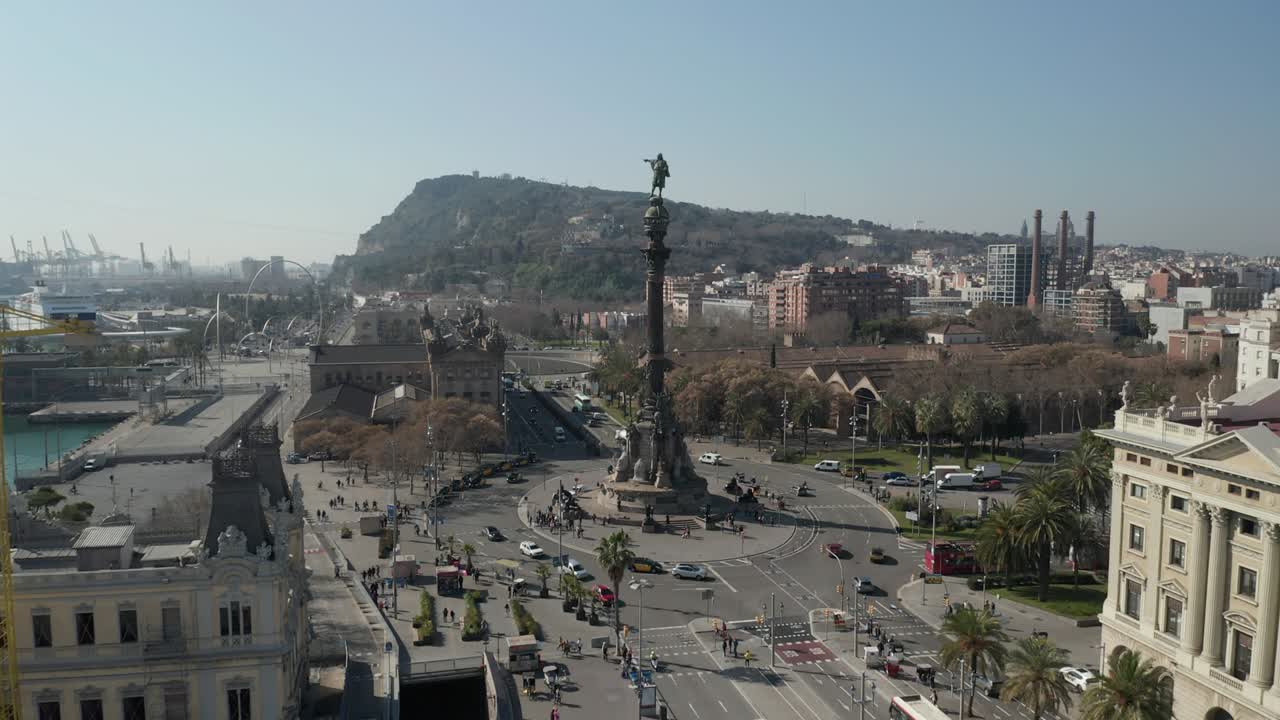 vuelo lento hacia el monumento a colón en barcelona, españa con palmeras en un hermoso día soleado [4k]