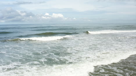 Gesamtaufnahme-Einer-Wunderschönen-Strandlandschaft-Und-Wellen