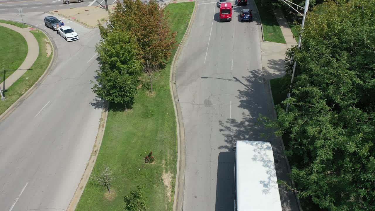 주요 도로를 따라 이동하는 버스