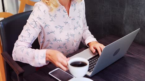 Geschäftsfrau-Trinkt-Kaffee,-Während-Sie-Am-Laptop-Arbeitet