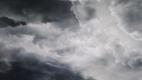 Ein-Gewitter-In-Einer-Dunklen-Wolke-Mit-Blitzen,-Die-In-Den-Dunklen-Himmel-Einschlagen