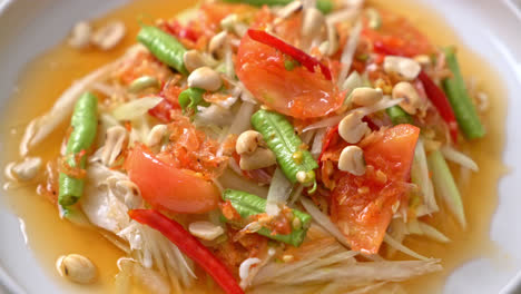 ensalada picante de papaya - somtam - estilo tailandés tradicional de comida callejera