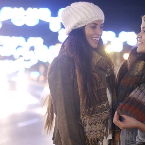 dos amigas disfrutando de una noche en la ciudad