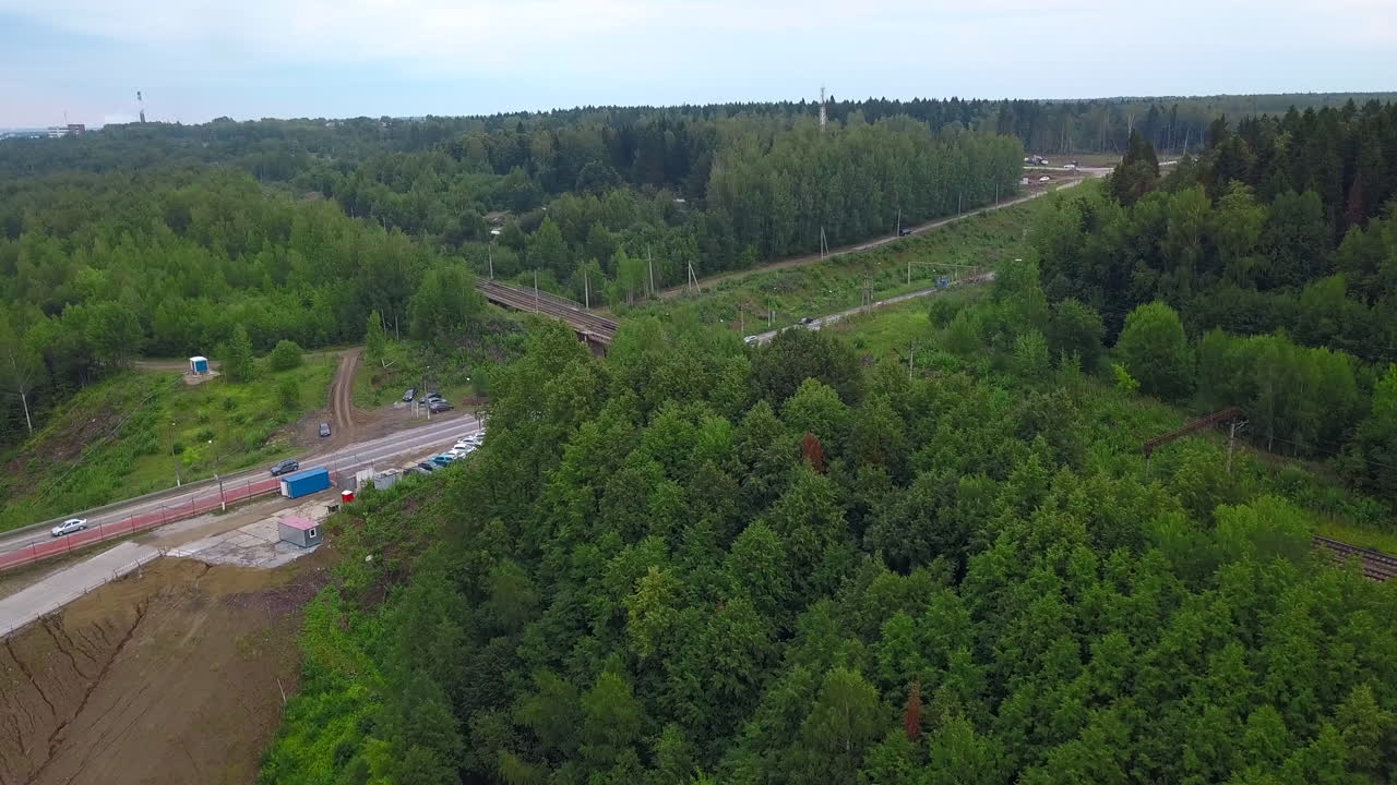 intersección de ferrocarril y carretera en el paisaje forestal