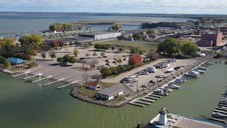 vista aérea del puerto de green bay en wisconsin con deslizamientos de barcos y puerto deportivo