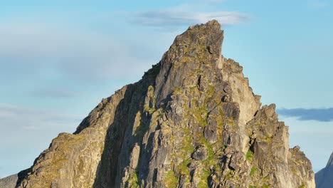 Pico-Rocoso-De-La-Montaña-Segla-En-Senja,-Noruega---Toma-Aérea