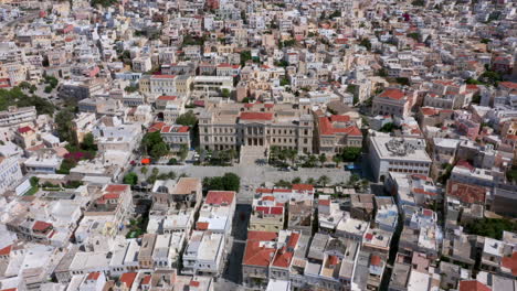 aéreo: toma lenta de un avión no tripulado de la plaza miaouli en ermoupoli de la isla de siros, grecia