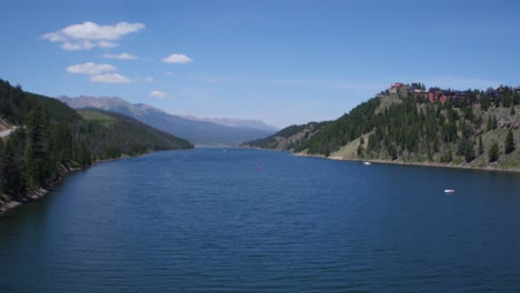 vista drone del bacino idrico di dillon in colorado