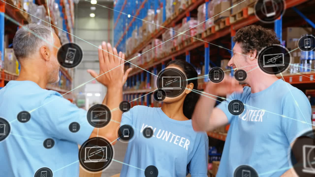 анимация сети икон над разнообразной командой добровольцев, которые дают друг другу пять на складе.