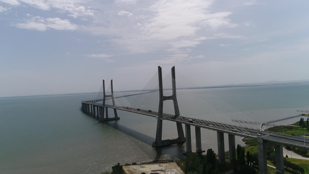 Veduta aerea del ponte Vasco da Gama a Lisbona, Portogallo