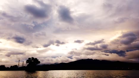 Se-Acerca-Una-Tormenta-Hacia-El-Pueblo