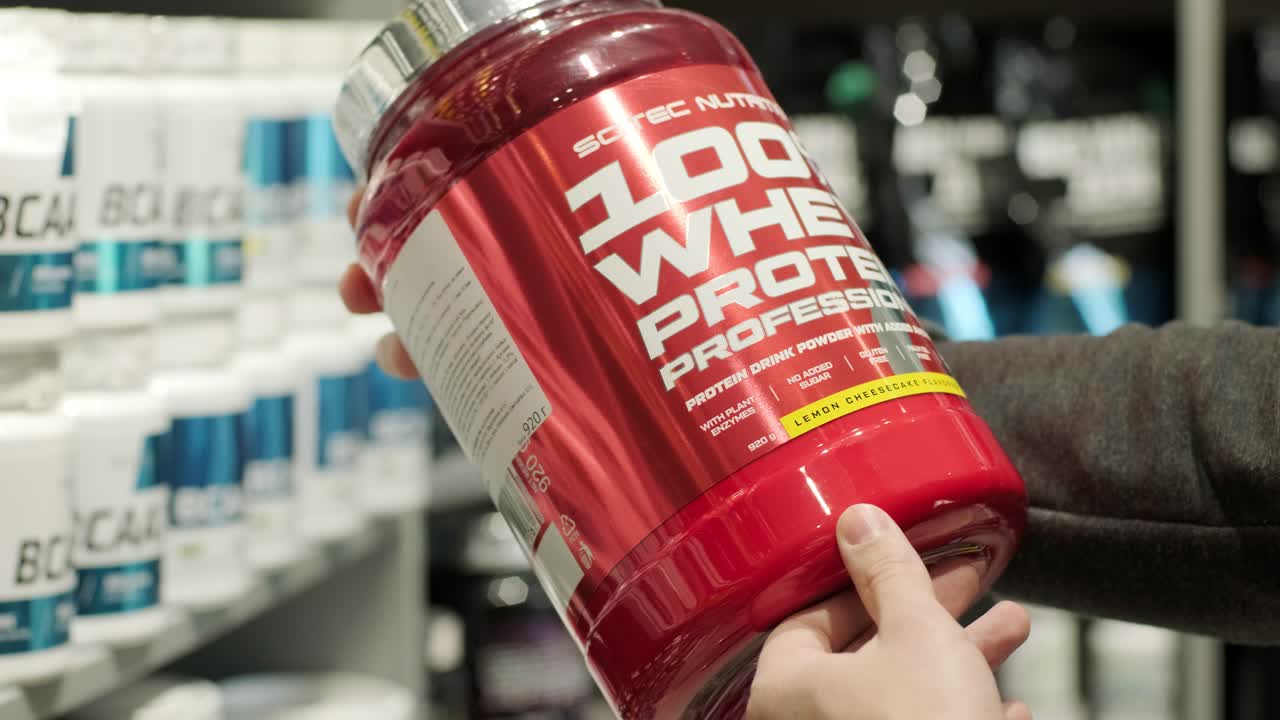 스포츠 영양 상점 인테리어에는 다양한 영양 보충제가 있습니다.