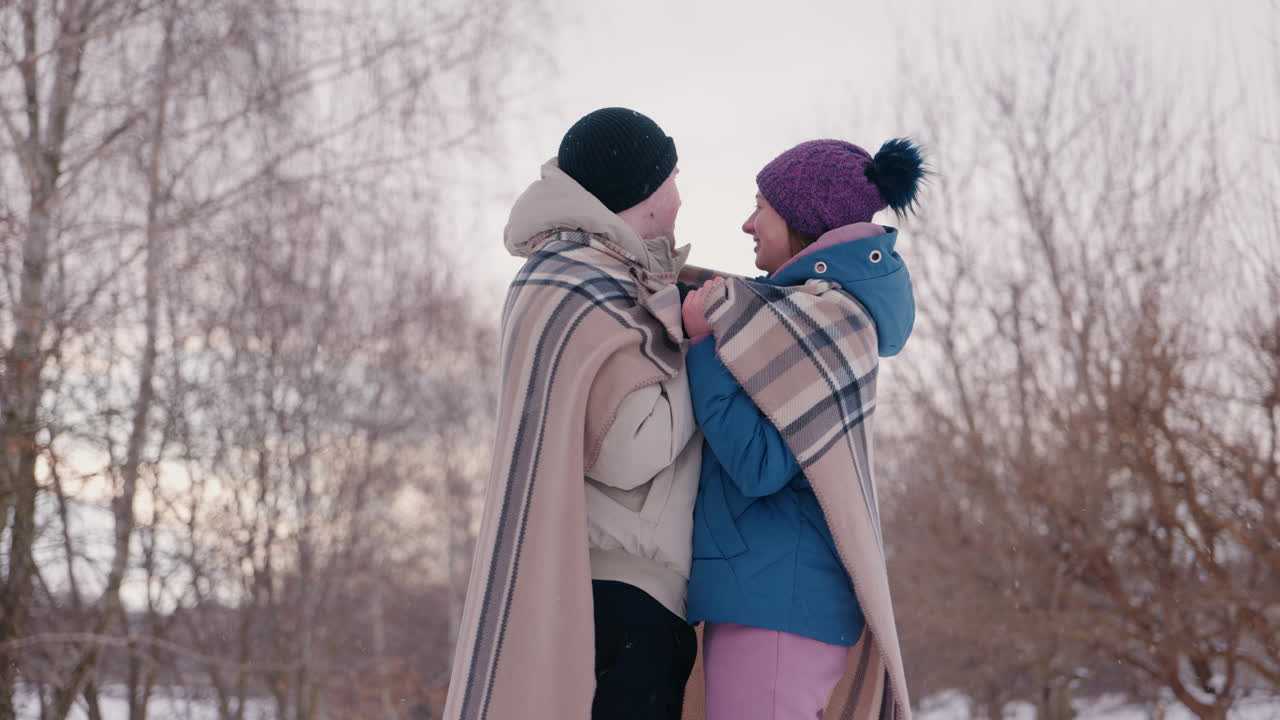 겨울 공원에서 담요로 감싸진 부부