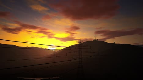 해가 지면 산 위에 있는 고전압 전력 타워: 전송 전력과 함께 해가 지는 4k 시간 간격의 강철 기둥 타워, 시골의 전력 기둥