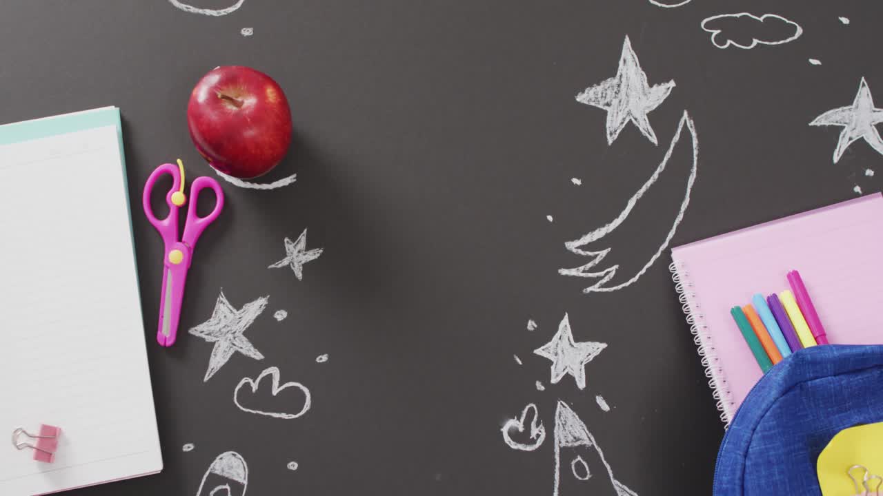 학교 용품의 비디오 노트북, 배 ⁇ , 펜 블랙보드에 그림을 그리기