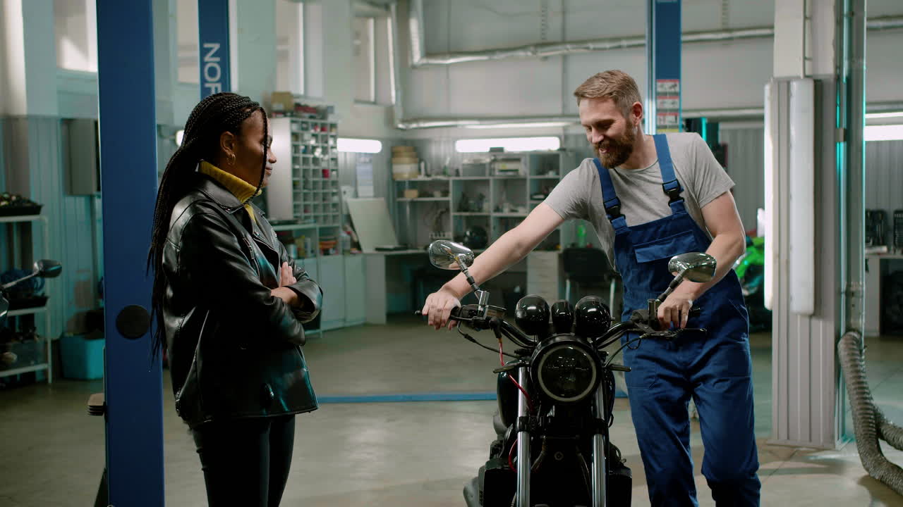 mujer esperando su motocicleta