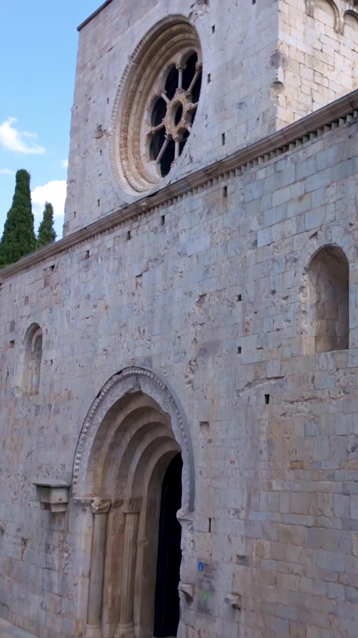 Facciata romanica del monastero di Sant Pere de Galligants a Girona
