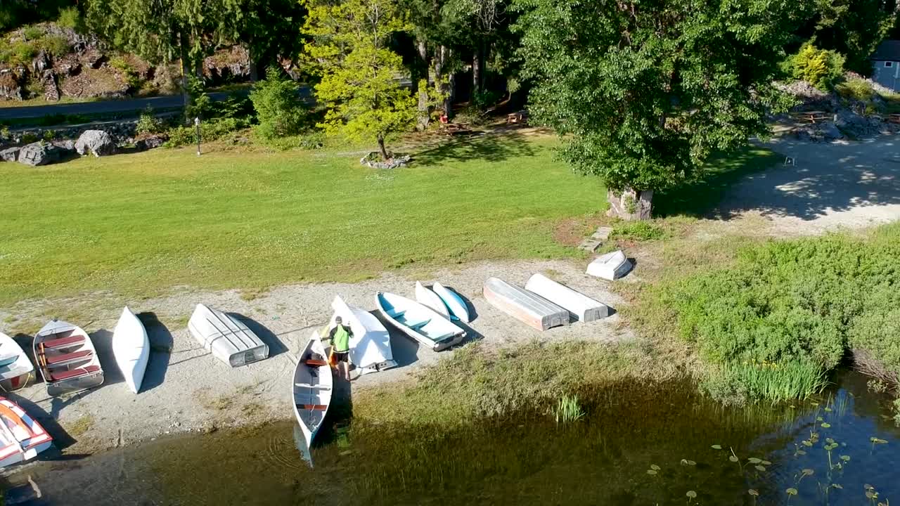 bc 캐나다의 호수에서 카누에서 내리는 남자
