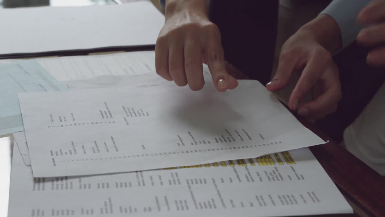 hombre de alto rango firmando documentos