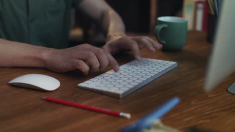 Männliche-Hände-Tippen-Text-Auf-Einer-Modernen-Tastatur,-Während-Sie-Am-Computer-Arbeiten