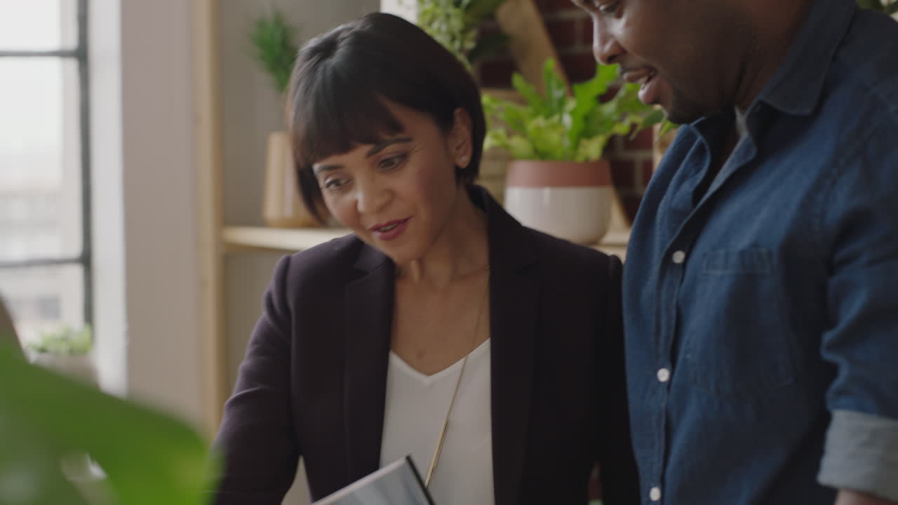 reunión de un equipo empresarial diverso, lluvia de ideas, estrategia creativa para la creación de una empresa, disfrutando de la colaboración, compartiendo ideas en el espacio de trabajo moderno de la oficina