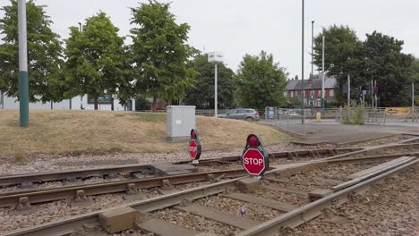 Placas-De-Marcador-De-Parada-Roja-En-Las-Líneas-De-Tranvía-De-Nottingham-Que-Advierten-A-Los-Conductores-De-Tranvía-Que-Pasen-Mientras-Se-Realizan-Trabajos-De-Mantenimiento